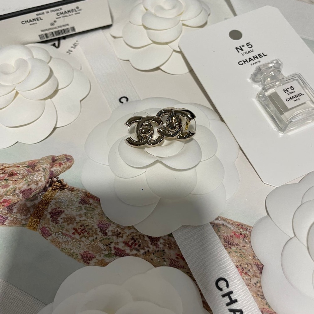 🥐 Authentic Chanel earrings Gold Turnkey